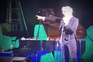 Selinunte, Morgan insulta il pubblico al concerto dedicato a Battiato: “Avete rotto il c…” (VIDEO)