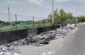 Paternò, degrado strade periferiche: la spazzatura ‘vintage’ di via Sella che nessuno vede