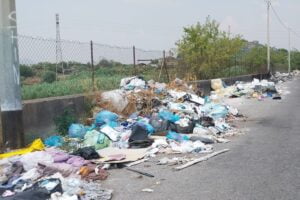 Paternò, degrado strade periferiche: la spazzatura ‘vintage’ di via Sella che nessuno vede