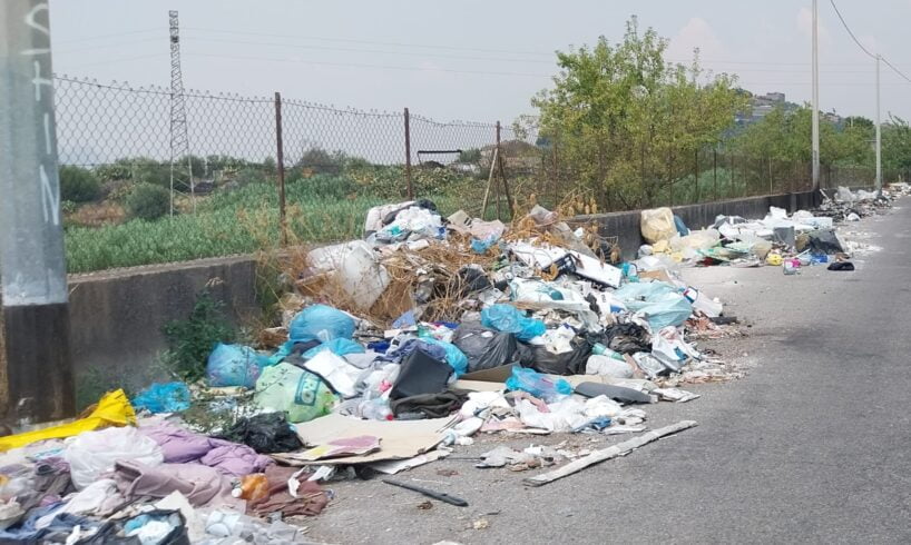 Paternò, degrado strade periferiche: la spazzatura ‘vintage’ di via Sella che nessuno vede