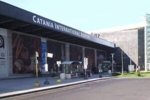 Catania, riapre l’aeroporto dopo lo stop-cenere: operativo dalle 6 di stamane