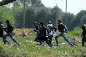 Migranti fuggono dopo fermata autobus in stazione di servizio sulla Palermo-Catania