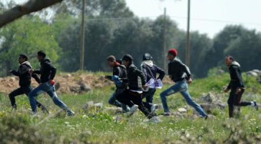 Migranti fuggono dopo fermata autobus in stazione di servizio sulla Palermo-Catania