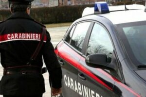 Aci Castello, cerca di entrare in casa dell’ex compagna: stalker 34enne arrestato in flagranza operanti hanno ricevuto una segnalazione del N.U.E. 112 che riferiva di una 30enne residente nel centro di Aci Castello, la quale, intimorita, ha riferito della presenza del suo ex compagno all’esterno dell’abitazione, che pretendeva di entrare a tutti i costi in casa. Pertanto, i militari si sono recati immediatamente nella località segnalata e giunti sul posto, hanno notato la presenza del 34enne “piantato” all’esterno dell’abitazione ed a loro già conosciuto in quanto la sua ex compagna si era recata il giorno precedente in caserma per denunciarlo per il comportamento persecutorio che stava avendo nei suoi confronti. Lo stalker, alla vista della pattuglia, ha tentato di dileguarsi ma è stato raggiunto e bloccato. Intanto i militari hanno rassicurato la vittima, ancora intimorita dalla presenza assillante dell’ex compagno fuori casa, ed hanno ricostruito nell’immediatezza la dinamica dei fatti. La donna infatti ha raccontato loro di subire da diversi giorni continue telefonate, di giorno e di notte, da parte dell’ex fidanzato che non si era rassegnato alla fine della loro relazione. Quest’ultimo, il giorno precedente addirittura si era presentato fuori casa, un’abitazione sita al piano terra del centro acese, ed aveva tentato di intrufolarsi da una finestra pur di entrare nell’abitazione, per poi desistere volontariamente. Quella sera, la 30enne che aveva subito i continui tentativi di chiamata dal suo stalker sin dalla mattina, vedendolo dalla finestra all’esterno della sua abitazione, nel timore che questo potesse nuovamente tentare di accedervi attraverso la finestra, ha contattato i Carabinieri.   Il pronto intervento della pattuglia ha consentito che la situazione non degenerasse e ha permesso di assicurare lo stalker all’autorità giudiziaria, che ha convalidato l’arresto e disposto la misura degli arresti domiciliari.