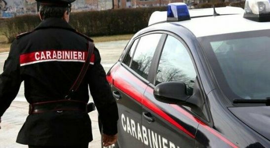 Aci Castello, cerca di entrare in casa dell’ex compagna: stalker 34enne arrestato in flagranza operanti hanno ricevuto una segnalazione del N.U.E. 112 che riferiva di una 30enne residente nel centro di Aci Castello, la quale, intimorita, ha riferito della presenza del suo ex compagno all’esterno dell’abitazione, che pretendeva di entrare a tutti i costi in casa. Pertanto, i militari si sono recati immediatamente nella località segnalata e giunti sul posto, hanno notato la presenza del 34enne “piantato” all’esterno dell’abitazione ed a loro già conosciuto in quanto la sua ex compagna si era recata il giorno precedente in caserma per denunciarlo per il comportamento persecutorio che stava avendo nei suoi confronti. Lo stalker, alla vista della pattuglia, ha tentato di dileguarsi ma è stato raggiunto e bloccato. Intanto i militari hanno rassicurato la vittima, ancora intimorita dalla presenza assillante dell’ex compagno fuori casa, ed hanno ricostruito nell’immediatezza la dinamica dei fatti. La donna infatti ha raccontato loro di subire da diversi giorni continue telefonate, di giorno e di notte, da parte dell’ex fidanzato che non si era rassegnato alla fine della loro relazione. Quest’ultimo, il giorno precedente addirittura si era presentato fuori casa, un’abitazione sita al piano terra del centro acese, ed aveva tentato di intrufolarsi da una finestra pur di entrare nell’abitazione, per poi desistere volontariamente. Quella sera, la 30enne che aveva subito i continui tentativi di chiamata dal suo stalker sin dalla mattina, vedendolo dalla finestra all’esterno della sua abitazione, nel timore che questo potesse nuovamente tentare di accedervi attraverso la finestra, ha contattato i Carabinieri.   Il pronto intervento della pattuglia ha consentito che la situazione non degenerasse e ha permesso di assicurare lo stalker all’autorità giudiziaria, che ha convalidato l’arresto e disposto la misura degli arresti domiciliari.