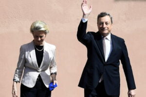 UE, Von der Leyen richiama Mario Draghi per “fare tutto il necessario”: per Meloni è una buona notizia