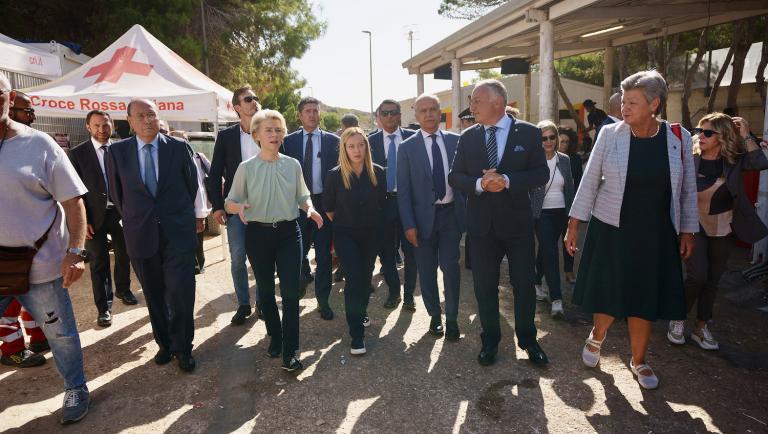 «L'Italia può contare sull'Unione europea». Al termine della visita a Lampedusa Ursula von der Leyen pronuncia le parole che la premier Giorgia Meloni voleva sentire.