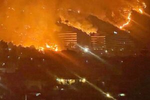 Chiusa per gli incendi la A20 tra Cefalù e Buonfornello: ancora nel Palasport i 700 turisti dell’Hotel Costa Verde