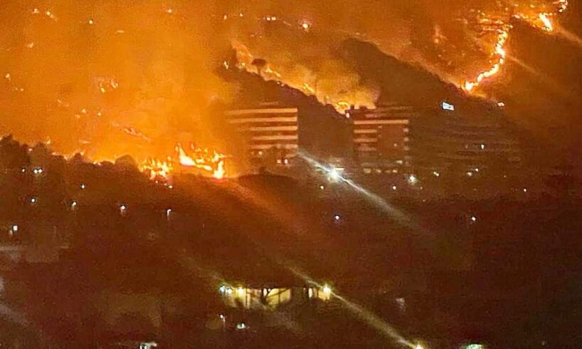 Chiusa per gli incendi la A20 tra Cefalù e Buonfornello: ancora nel Palasport i 700 turisti dell’Hotel Costa Verde