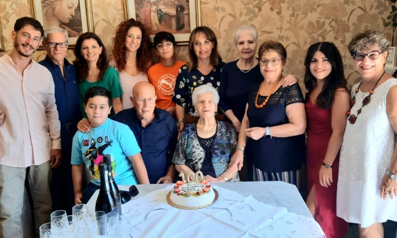 Bronte, festa grande per i 100 anni di Nonna Melina: “Alla mia età mangio di tutto”