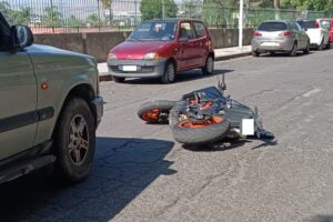 Paternò, scontro tra una moto e una Land Rover in via Giovanni XXIII: ferito il centauro