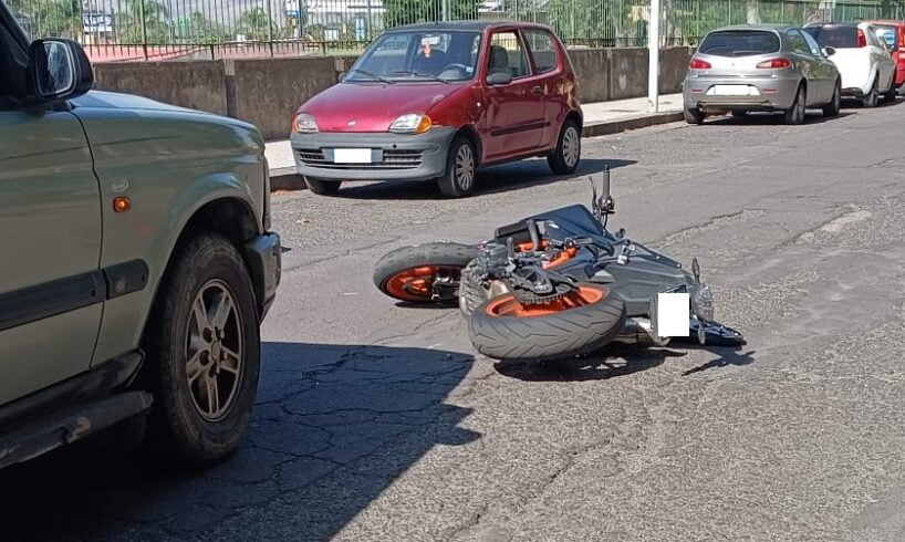 Paternò, scontro tra una moto e una Land Rover in via Giovanni XXIII: ferito il centauro