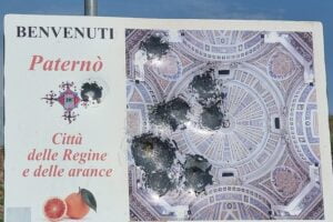 Paternò, ancora fucilate contro il cartello turistico di benvenuto: incivili lo usano come tiro al bersaglio