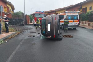 Paternò, in via Deledda si ribalta Lancia Y con a bordo due donne e due bambini: in ospedale i feriti