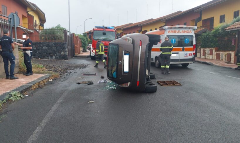 Paternò, in via Deledda si ribalta Lancia Y con a bordo due donne e due bambini: in ospedale i feriti