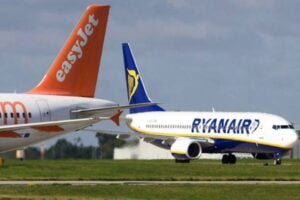 Ryanair e EasyJet tagliano rotte per Catania e altre città: è la risposta al decreto del Governo sul tetto delle tariffe