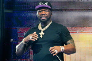 Lancia il microfono contro la troupe: il rapper 50 Cent denunciato da una donna