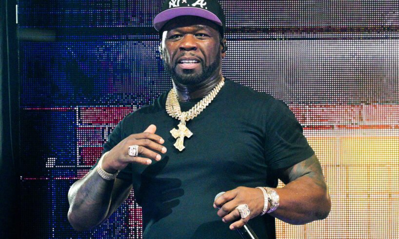 Lancia il microfono contro la troupe: il rapper 50 Cent denunciato da una donna