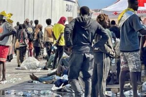 Lampedusa, sbarchi dopo la mezzanotte: nell’hotspot 2 mila migranti