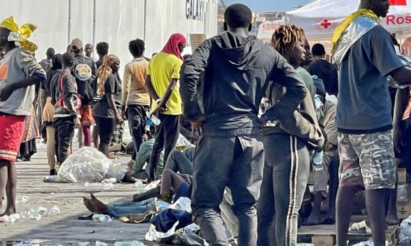 Lampedusa, sbarchi dopo la mezzanotte: nell’hotspot 2 mila migranti