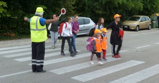 Belpasso, il Comune cerca “nonni vigile” per aiutare i bambini nelle scuole: domande entro il 29