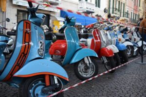 A Catania il raduno nazionale della Vespa: il 16 e 17 con gare ed esibizioni