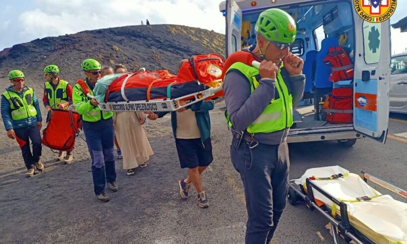 Etna, soccorsa turista straniera ferita a una caviglia: lungo il sentiero dei Crateri Silvestri