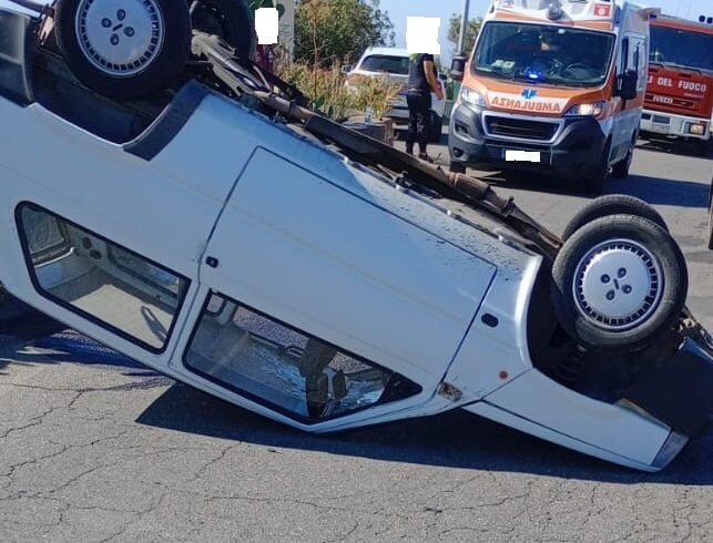 Belpasso, Fiat Panda si ribalta sulla sp 4/II: alla guida 89enne di S. M. di Licodia