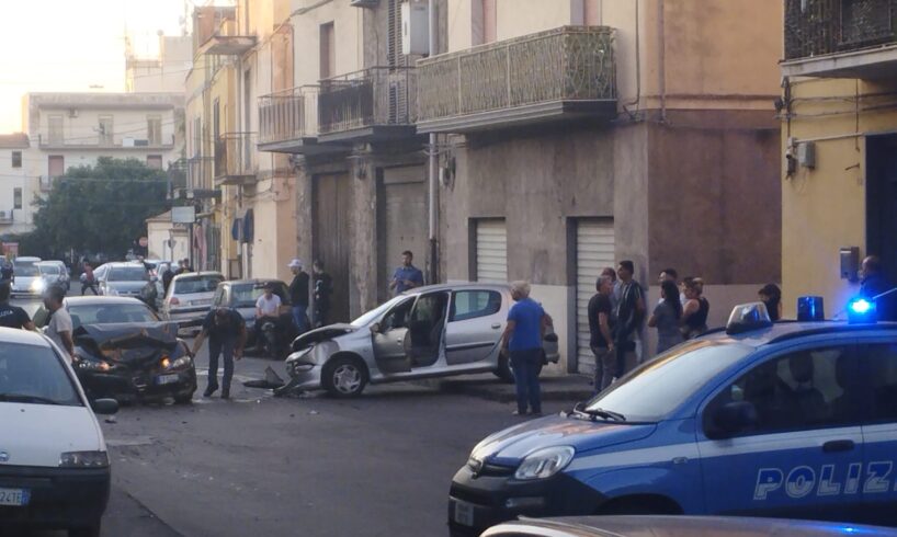 Adrano, scontro tra due auto in via Catania: ci sono feriti