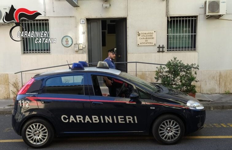 Aci Catena, schiaffi e intimidazioni alla nonna per estorcerle soldi: 24enne arrestato