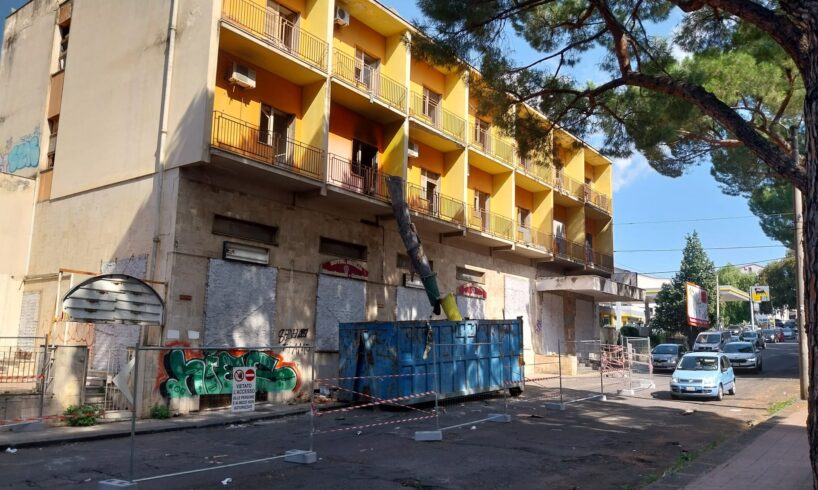 Paternò, al via la bonifica dell’ex Albergo Sicilia: tonnellate di rifiuti da rimuovere