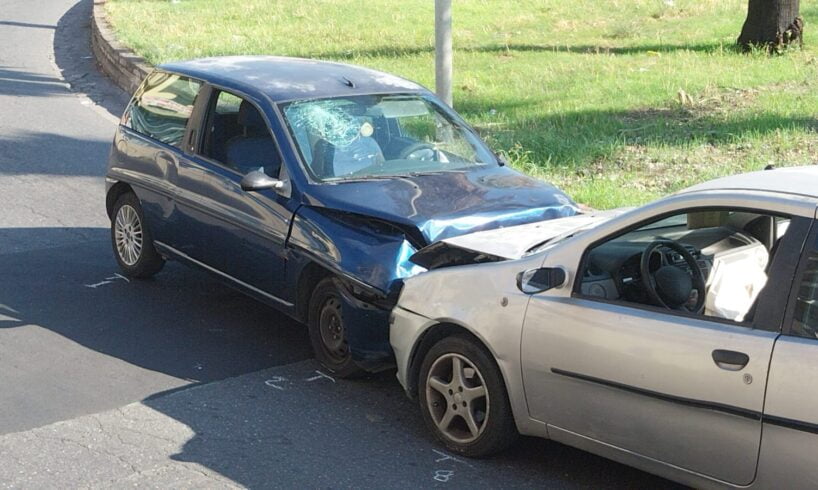 Paternò, scontro tra auto vicino al “palazzo di ferro”: ferito uno degli occupanti