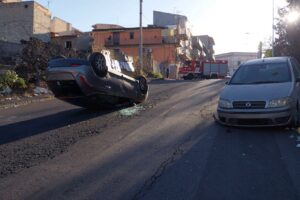 Paternò, Lancia Delta urta Fiat Punto e si ribalta in via Mediterraneo: una donna in ospedale