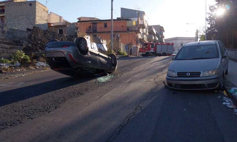 Paternò, Lancia Delta urta Fiat Punto e si ribalta in via Mediterraneo: una donna in ospedale