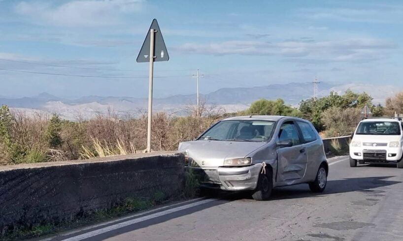 Paternò, Fiat Punto sbatte contro muretto in c.da Currone: ferito il conducente