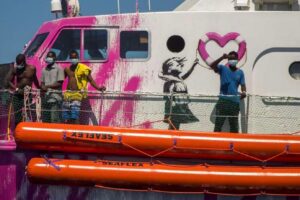 Migranti, diretta a Pozzallo la nave di Banksy dopo operazione di salvataggio