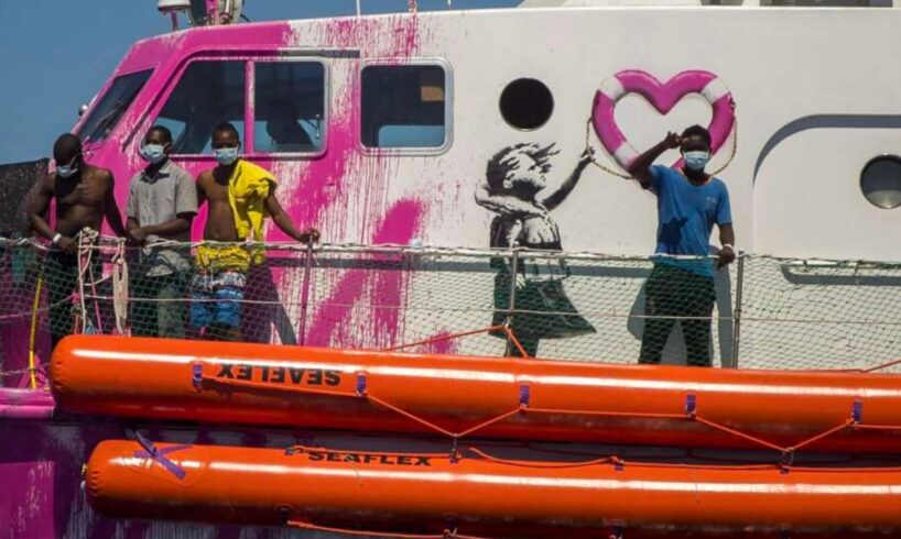 Migranti, diretta a Pozzallo la nave di Banksy dopo operazione di salvataggio