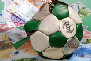 Calcio, la storia infinita dello scandalo scommesse: quando i giocatori vennero arrestati in campo