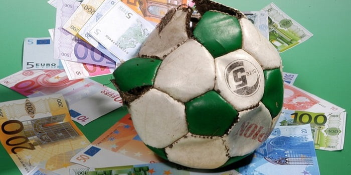 Calcio, la storia infinita dello scandalo scommesse: quando i giocatori vennero arrestati in campo