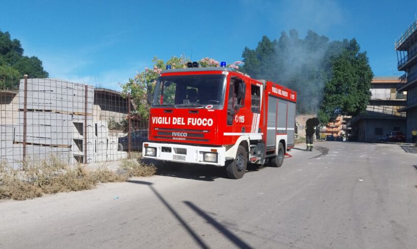 Paternò, incendio in un terreno abbandonato di via Busacca: la matrice è ignota