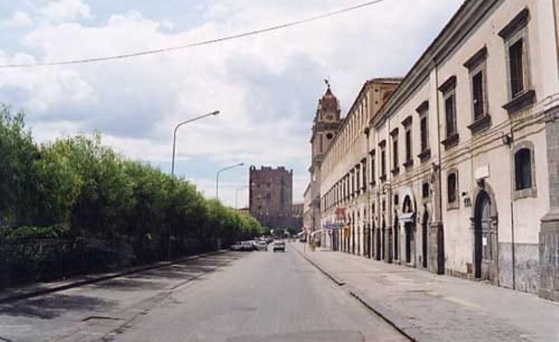 Adrano, al via martedì i lavori di riqualificazione in via Roma: arretra la recinzione e si crea percorso ciclopedonale