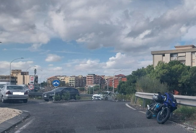 Paternò, scontro tra auto e moto nei pressi della rotatoria di Corso Italia: ferito il centauro di Belpasso