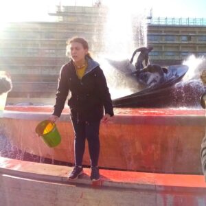 Catania, gli attivisti di ‘Ultima generazione’ colorano di rosso la fontana dei Malavoglia in Piazza Verga