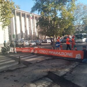 Catania, gli attivisti di ‘Ultima generazione’ colorano di rosso la fontana dei Malavoglia in Piazza Verga