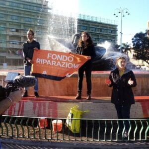 Catania, gli attivisti di ‘Ultima generazione’ colorano di rosso la fontana dei Malavoglia in Piazza Verga