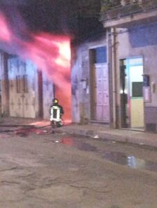 Adrano, panico in città, camion in fiamme dentro garage