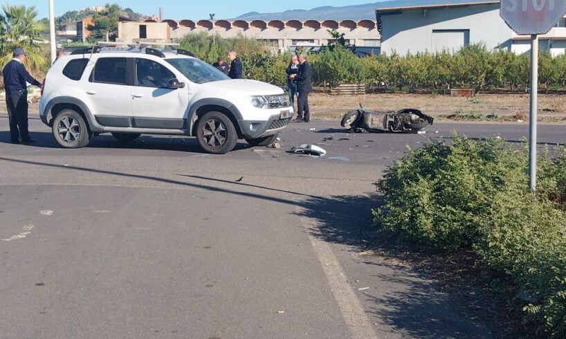 Paternò, auto si scontra con una Vespa sulla Sp 58: giovane ferito trasportato in ospedale