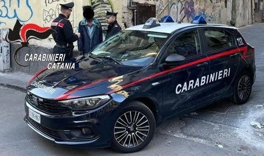 Catania, ruba i cellulari a due passanti e li minaccia: fermato, si cercano i complici