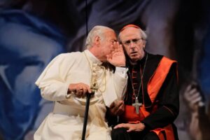 Teatro, al ‘Brancati’ di Catania in scena “I due papi” con Colangeli e Rigillo: le vite parallele di Ratzinger e Bergoglio