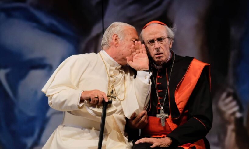 Teatro, al ‘Brancati’ di Catania in scena “I due papi” con Colangeli e Rigillo: le vite parallele di Ratzinger e Bergoglio